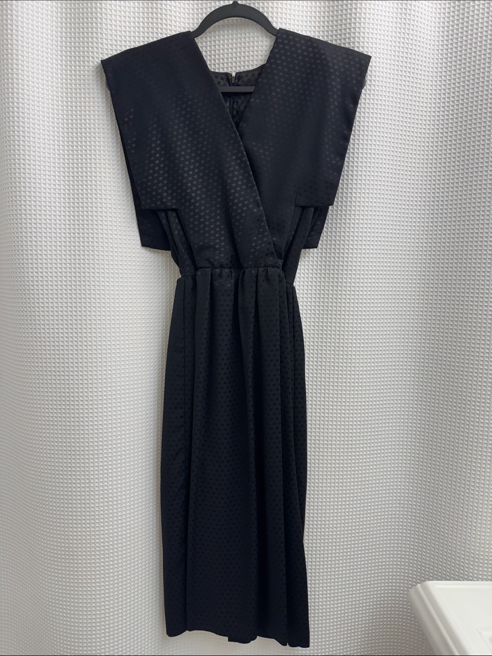Elegant Vintage Black Midi Dress with V-Neck and Gathered Waist